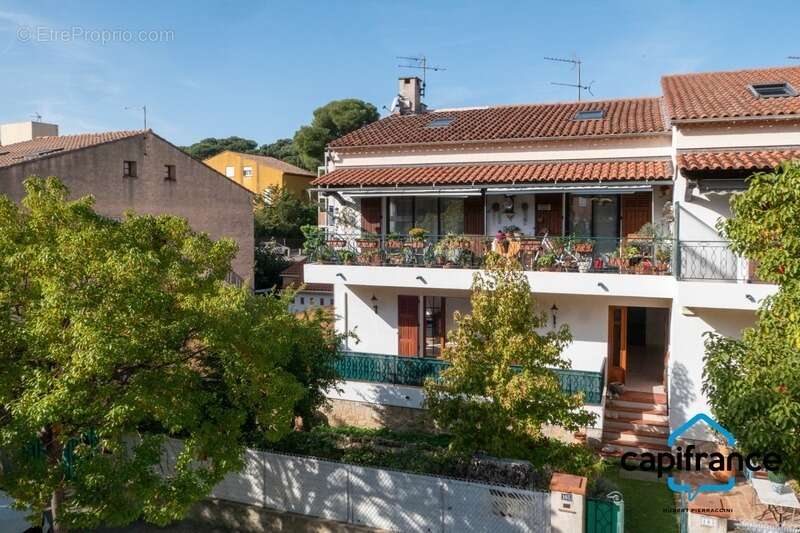 Sanary Port à pied/  Appartement en RDC de 114 m2,  S/Sol de 187 m2  et terrain 318 m2 /garage. 10mn du port - photo 2