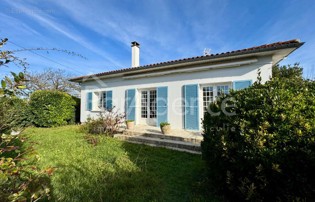 Maison plain-pied   Jardin et garage - photo 2