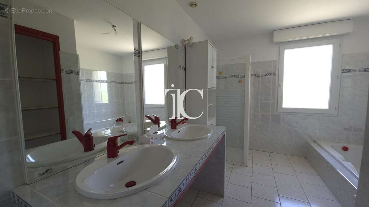 Maison à BERRIAS-ET-CASTELJAU