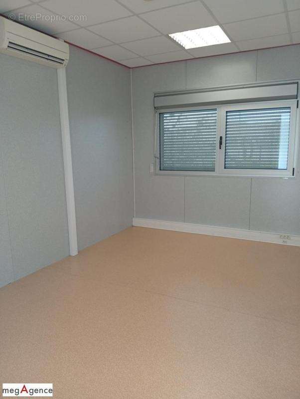 Bureaux, garage de 375 m² sur 9633 m² de terrain clos - photo 4