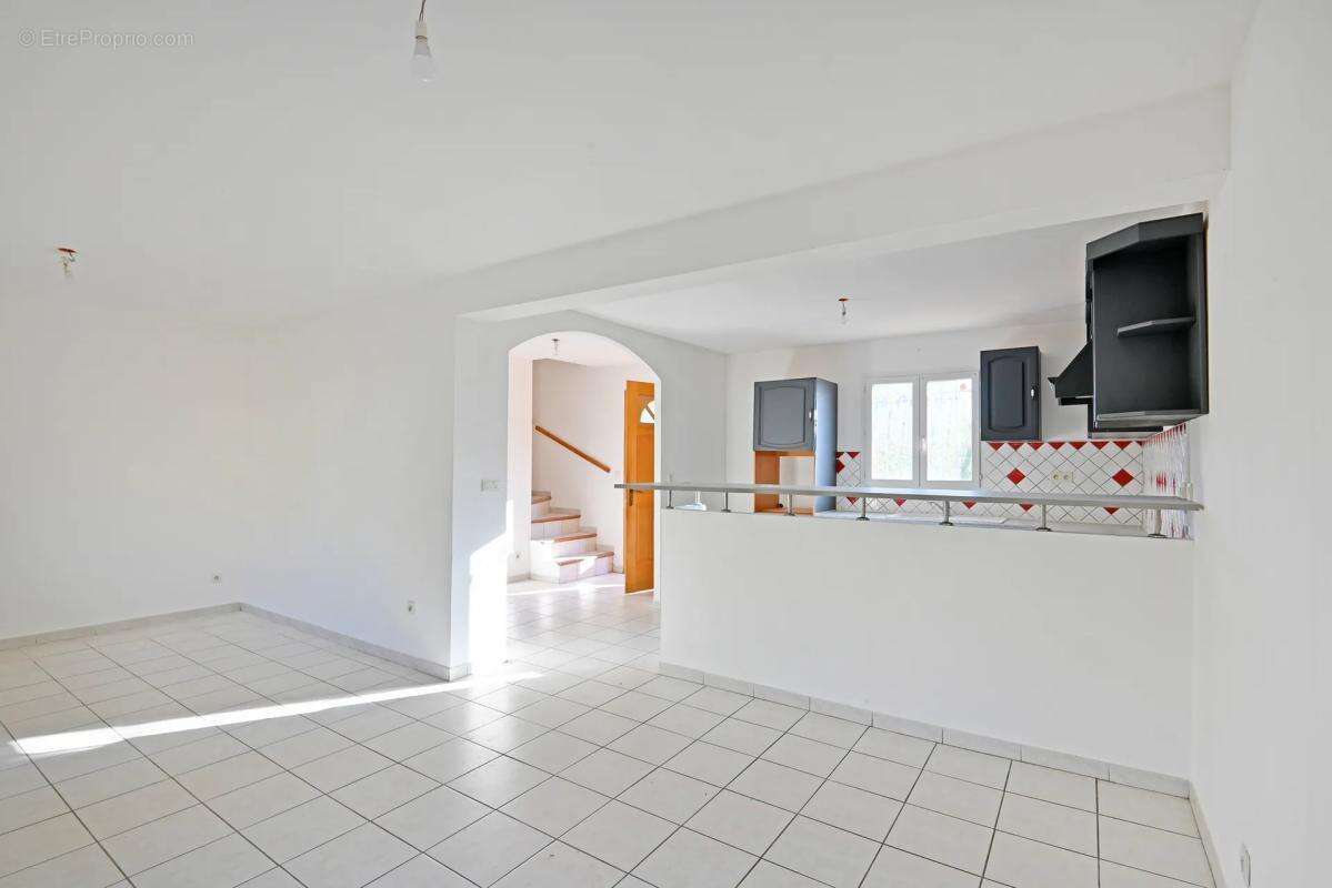 Maison à SAINT-JULIEN-LES-ROSIERS