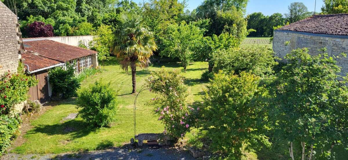 Maison à SAINT-GEORGES-DE-LONGUEPIERRE