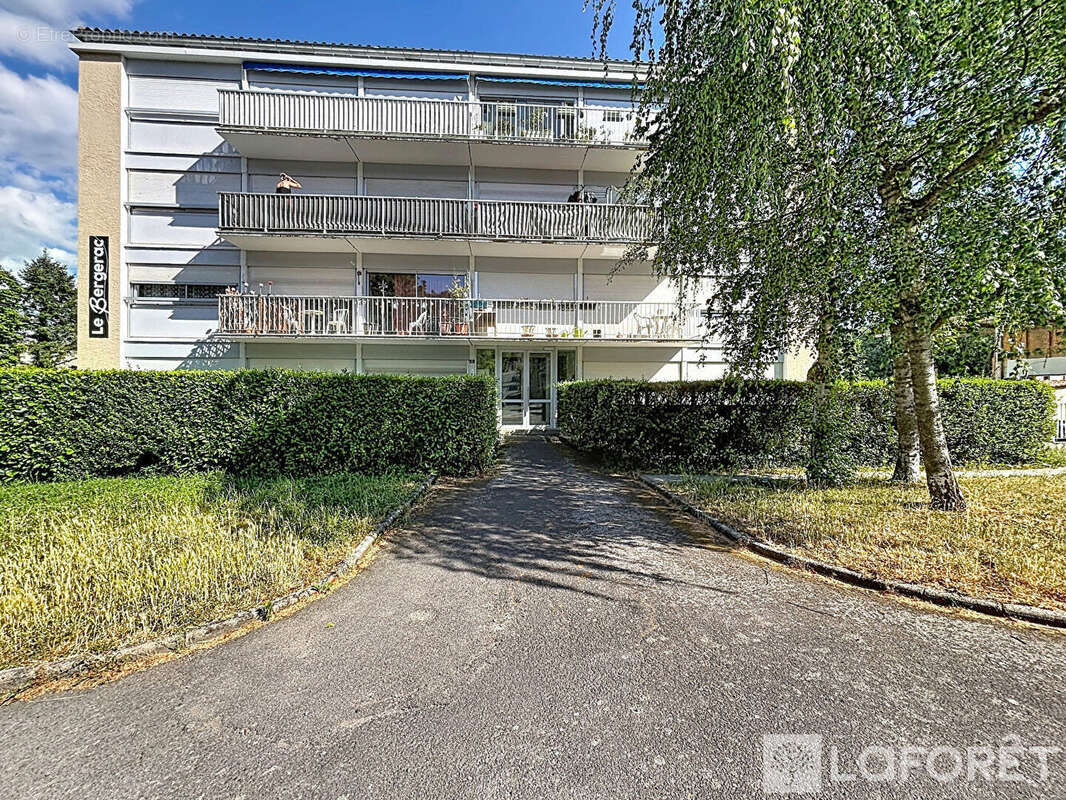 Grand T4 de 101 m² avec garage, balcon et vue dégagée - photo 3