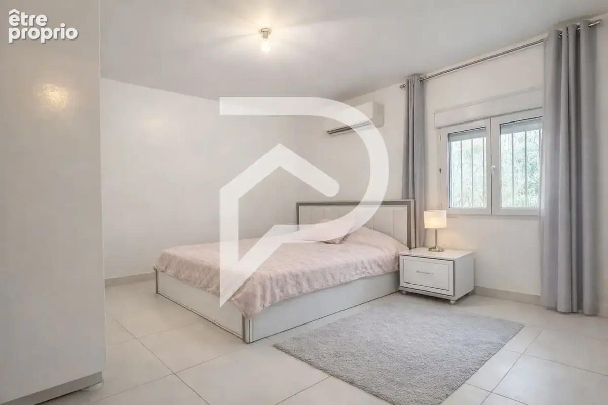 Maison de 200 M2 de plain pied sur 3240 M2 de terrain. - photo 6