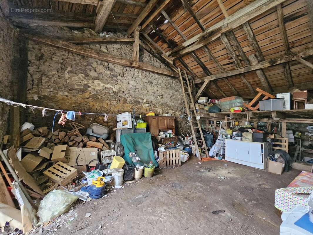Charmante maison en pierre avec grange et fort potentiel dans un hameau paisible - photo 8