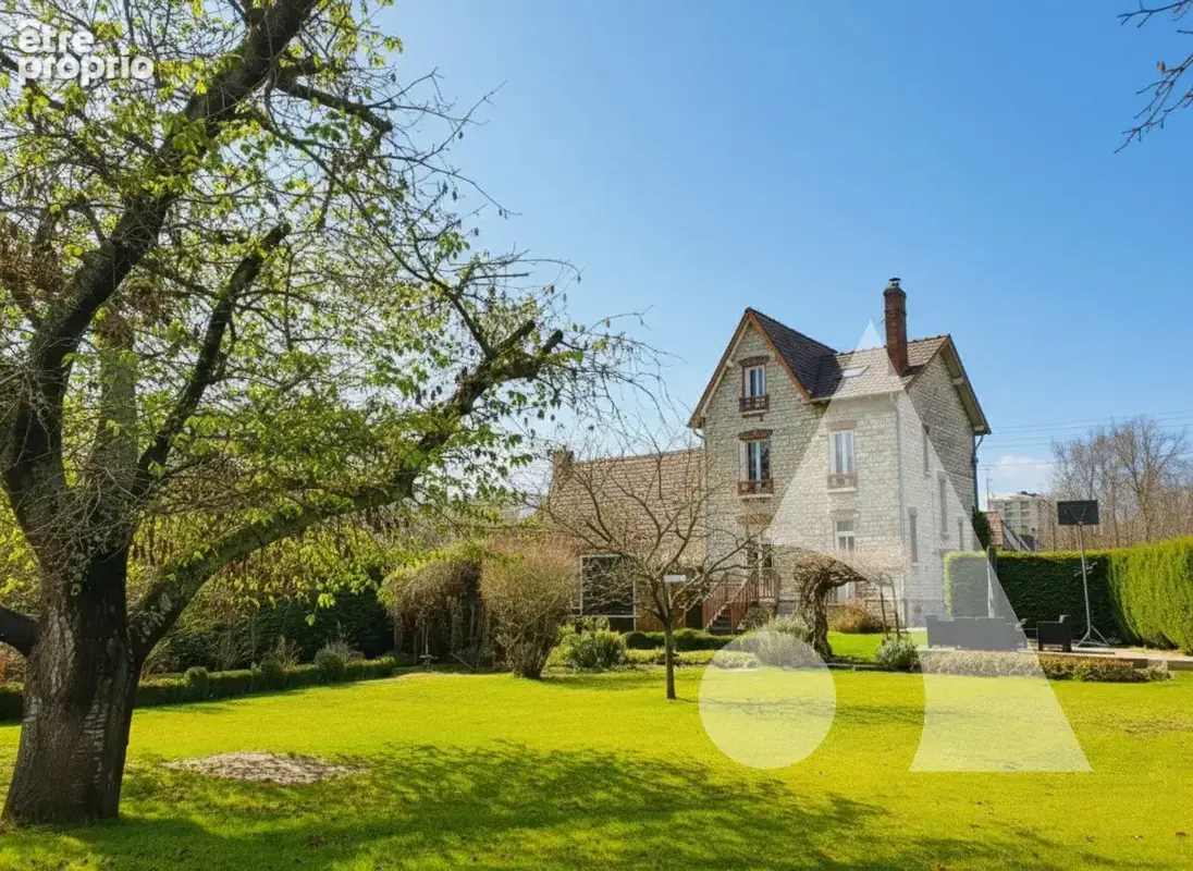 CREPY gare et école à pieds - 4 chambres - jardin 1 700 m² et dépendances - photo 3