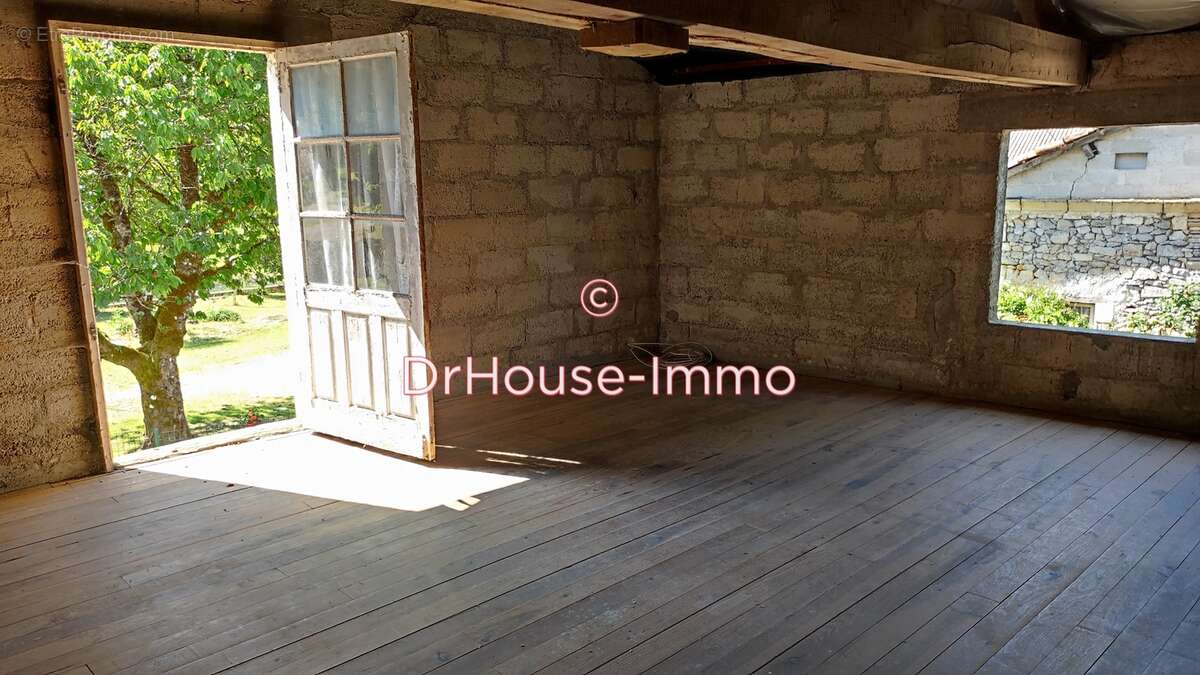 Maison à LA TOUR-BLANCHE