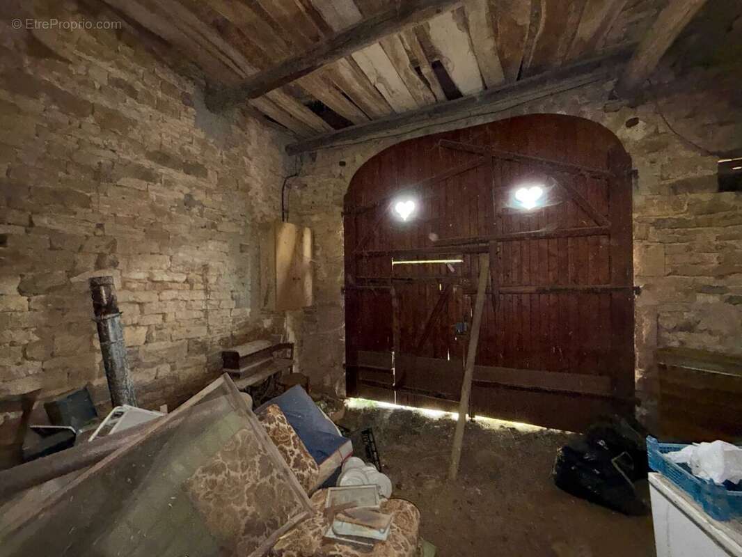 Grande ferme villageoise double indépendante à rénover – deux maisons, nombreuses dépendances, presque 1 hectare - photo 19