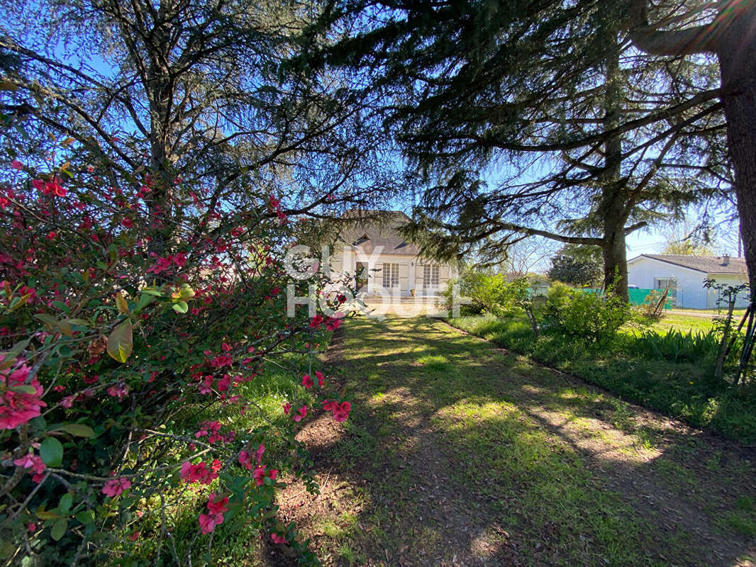 Maison à SAINT-MEDARD-DE-GUIZIERES