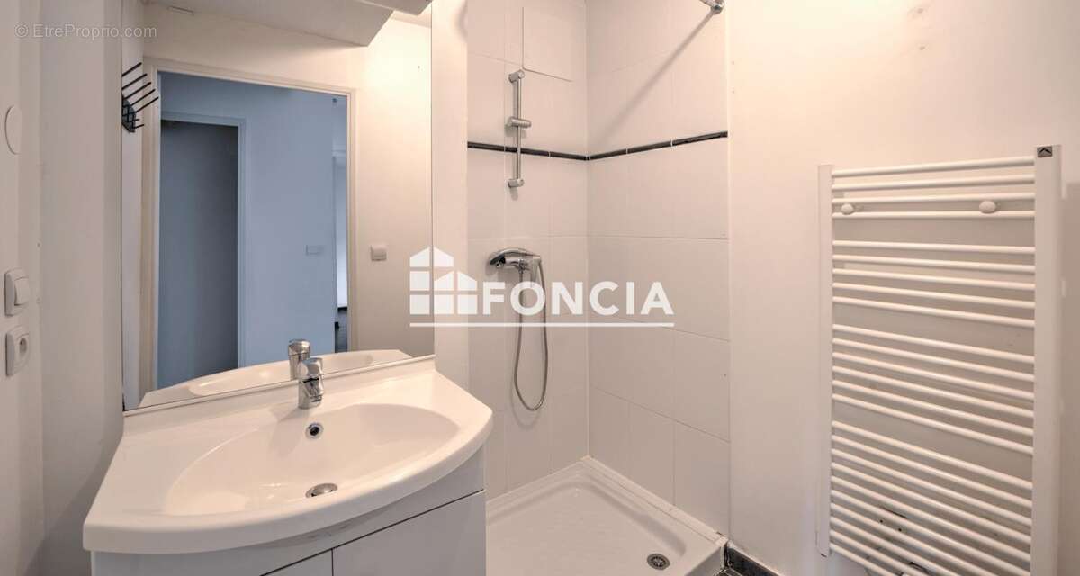 Appartement à PERON