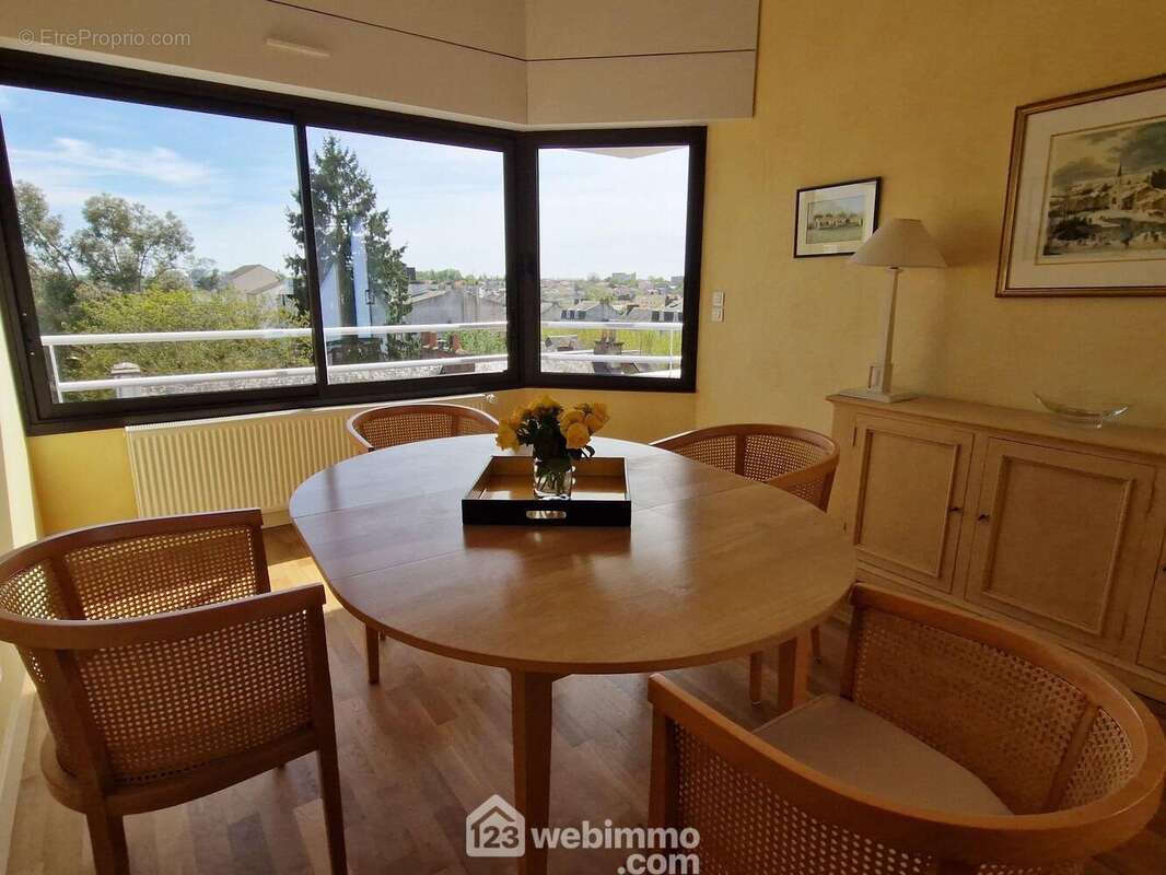 Salle à manger avec jolie vue. - Appartement à LA ROCHE-SUR-YON