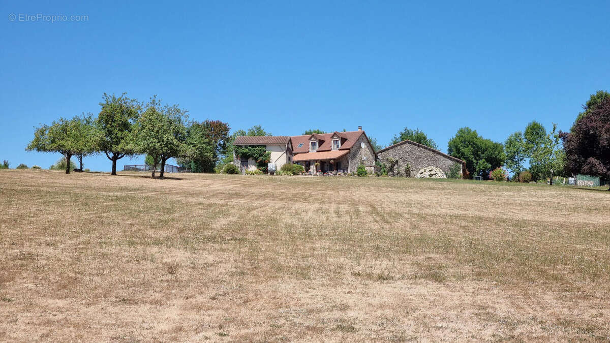 Vue imprenable pour cet ensemble de gîtes et habitation - photo 20