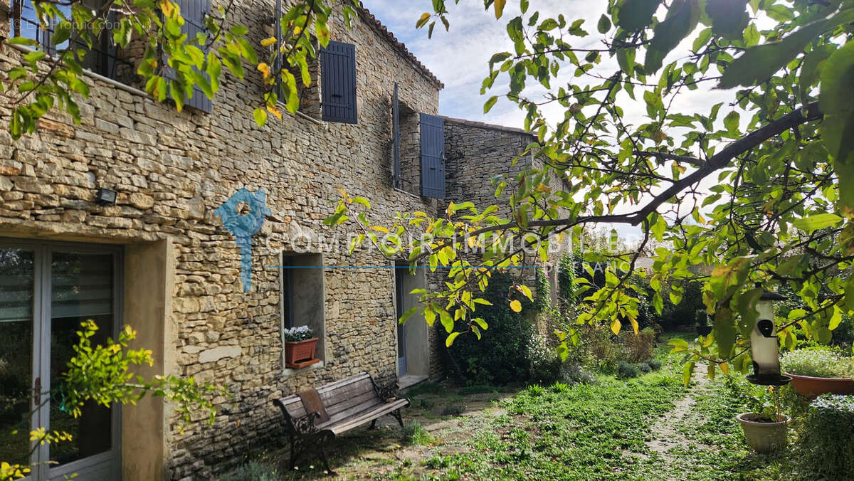 Dept 84 - Gordes - Belle bâtisse au calme - 164 m2 de surface habitables + dépendance à aménager et grenier su - photo 3