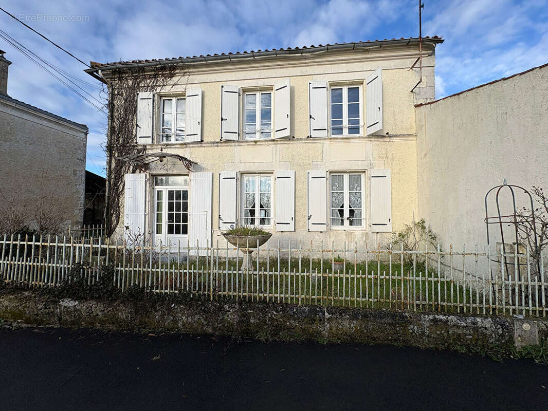 Maison à SURGERES