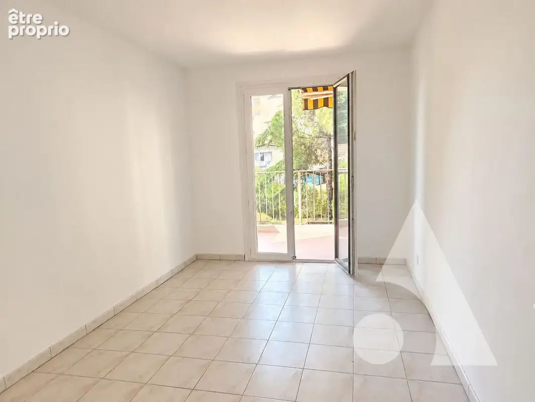 Spacieux T3 de 77 m²env.  avec Terrasse, Parking & Cave - FREJUS PLAGE - photo 7