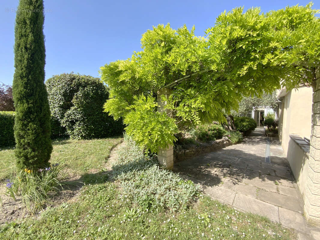 Charmante maison avec terrain arboré et piscine  à Uzès. - photo 11