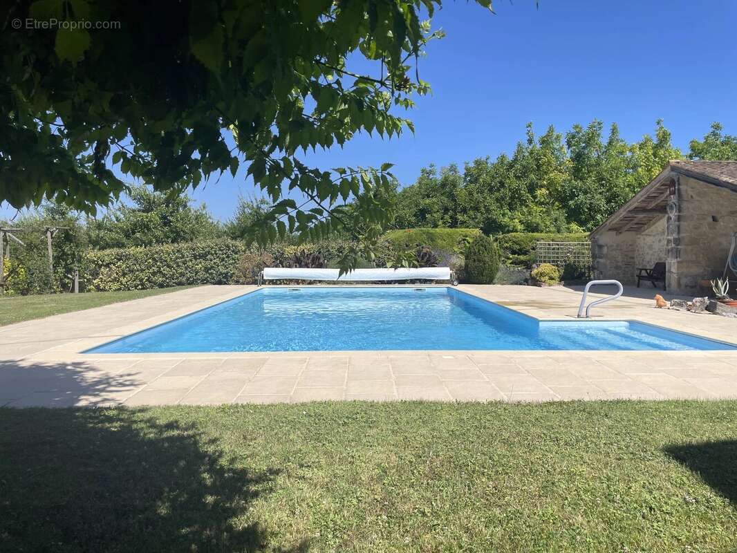Fabuleuse ferme avec piscine et dépendances offrant du potentiel - photo 2