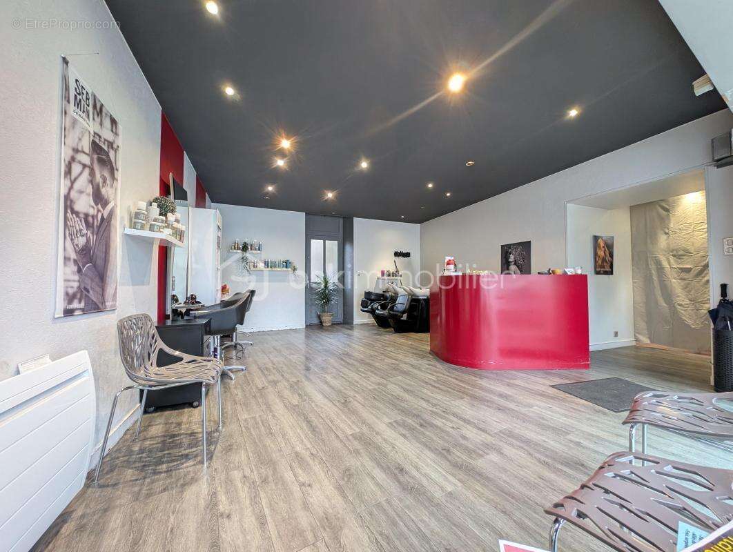 Salon de coiffure avec espace complementaire a exploiter - centre ville de ploërmel - photo 2