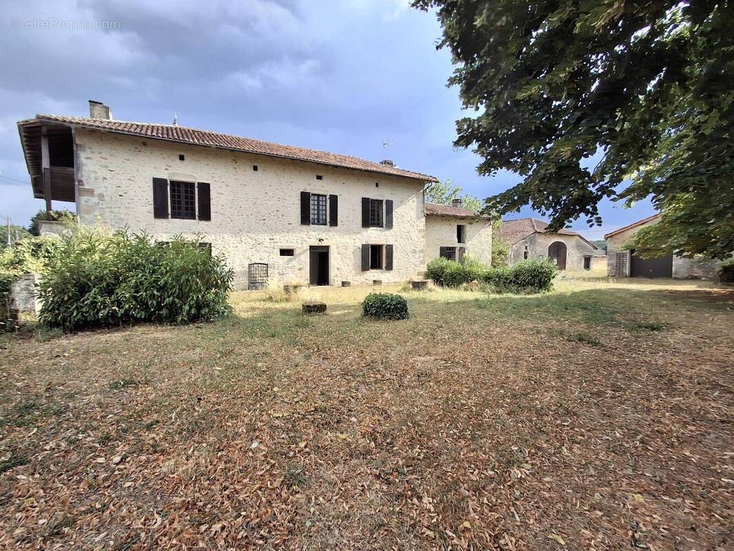 Maison à MONTBRON