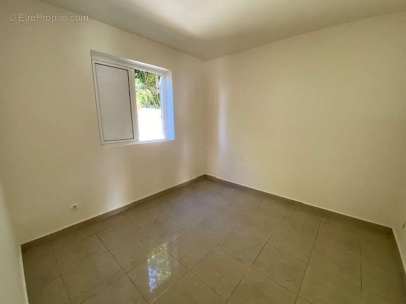 SAINT ANDRE (97440) - Grande maison T5 de surface totale de 200,40 m² (dont dépendance T2 - et Studio), sur terrain de 568 m² - photo 2