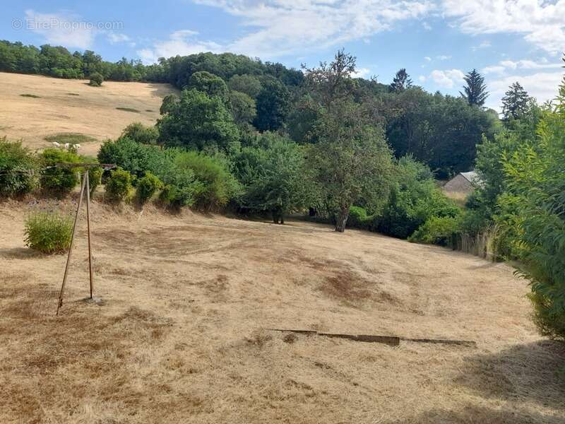 Maison à Cussy en Morvan  de 136 m2 - 8 pièces - diverses dépendances - terrain 1182 m2 - photo 3
