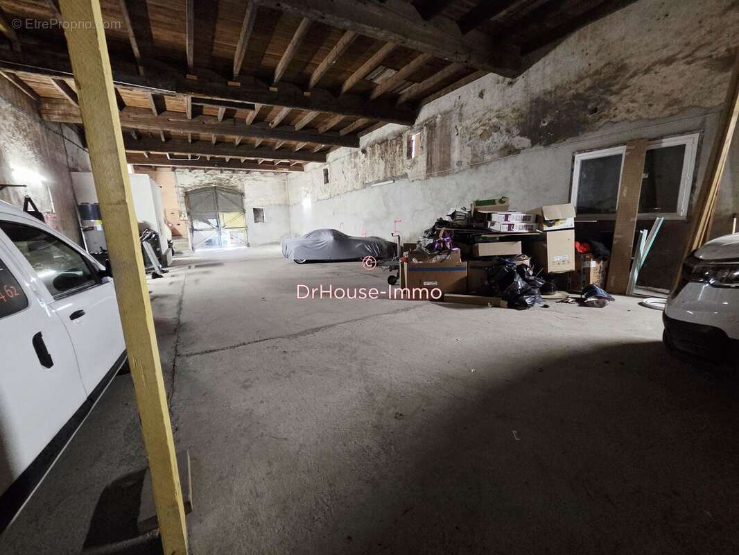 Parking à NISSAN-LEZ-ENSERUNE