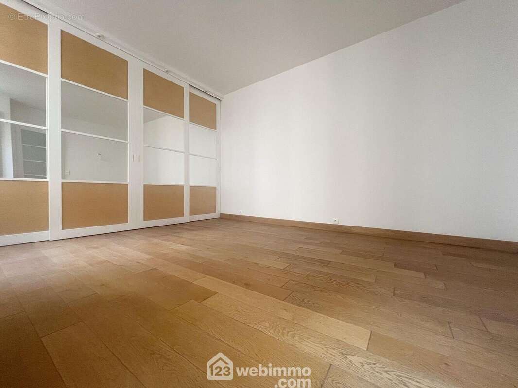 Chambre 1 - Suite parentale avec grands rangements et salle de bains attenante avec wc (17 m²) - Appartement à MALAKOFF