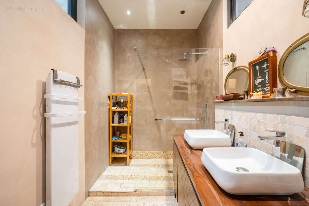 Appartement à MARSEILLE-1E