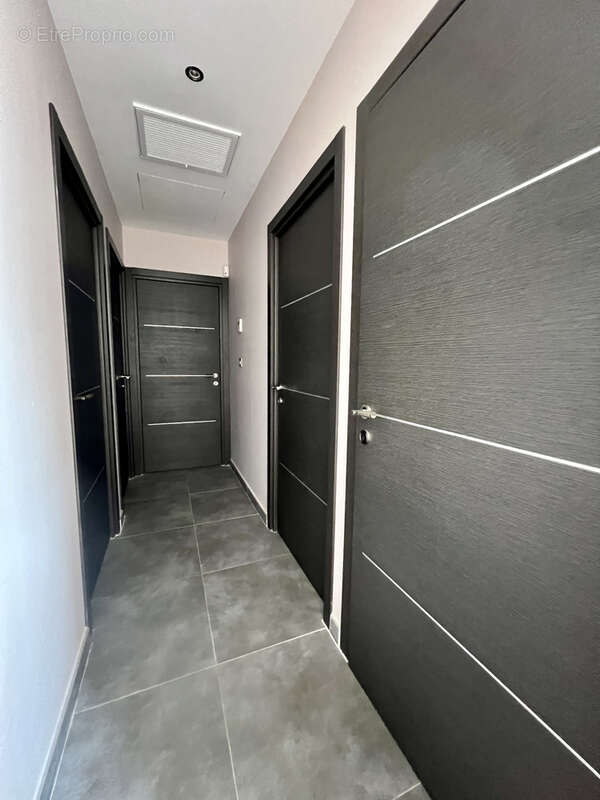 Aux portes d'Aubagne, VILLA CONTEMPORAINE; 300m2 env avec PISCINE sur terrain de 700m2, au CALME absolu, avec - photo 13