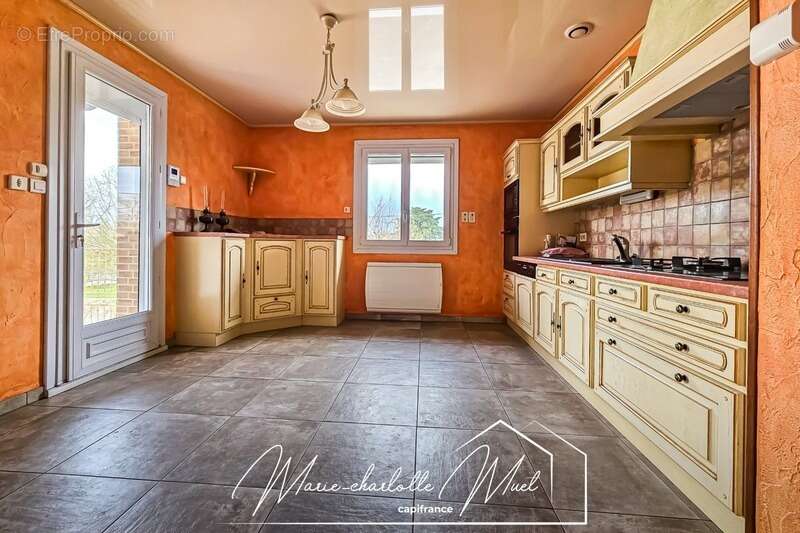 Maison à BAGE-LA-VILLE