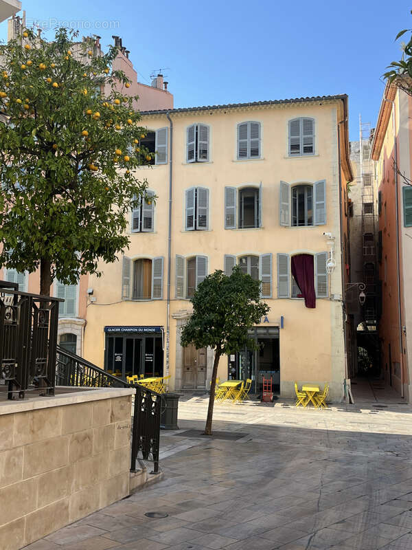 TOULON, Place des Halles, très bel immeuble rénové - photo 4