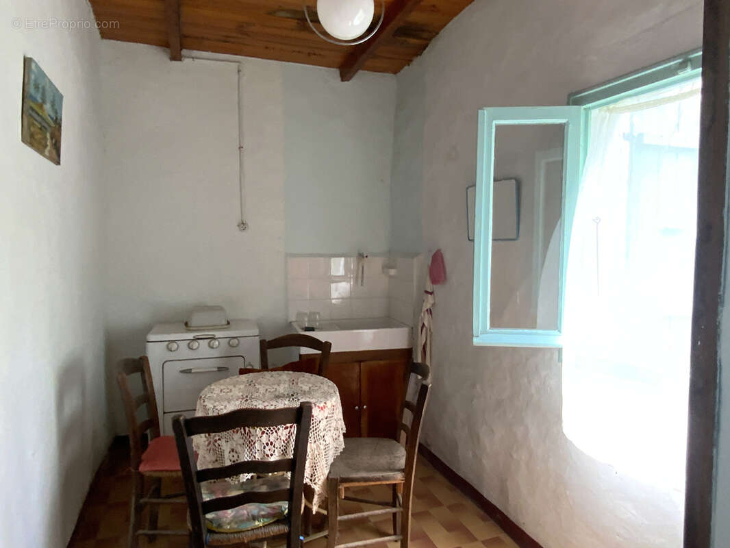 Maison à rénover avec cour, jardin et garage au coeur d'un des plus beaux villages de France. - photo 19