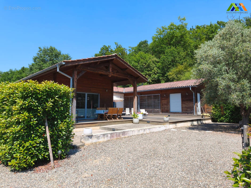 Modern U-shaped single-storey home arranged around sunny terrace. - Maison à RABASTENS-DE-BIGORRE