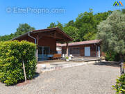 Modern U-shaped single-storey home arranged around sunny terrace. - Maison à RABASTENS-DE-BIGORRE