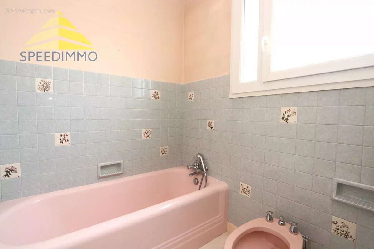 Maison à MANDRES-LES-ROSES