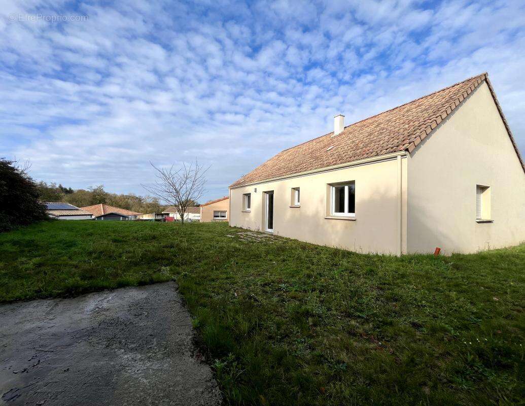 Maison à SAINT-MACAIRE-EN-MAUGES