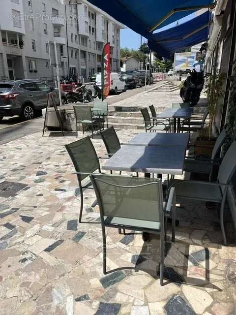 Juan les pins,  fonds de commerce  restaurant à vendre, terrasse cave et scooter - photo 3
