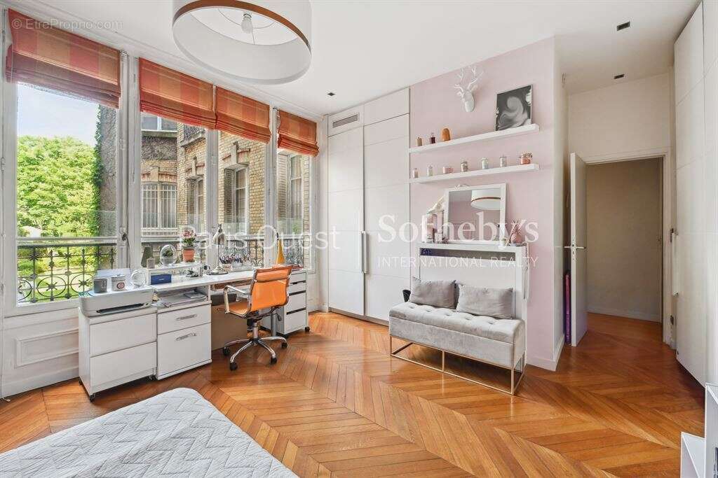 Appartement à NEUILLY-SUR-SEINE