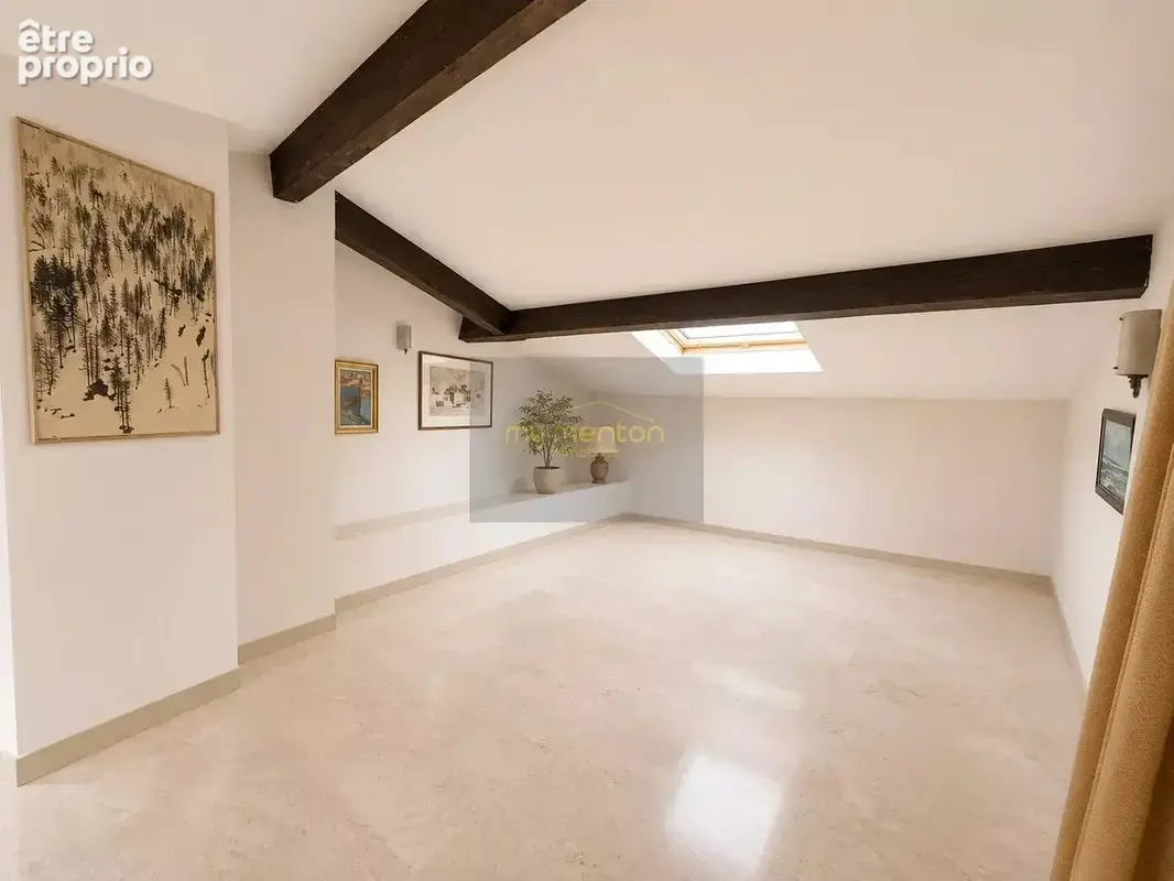 Menton plein centre, dernier étage , 6 pièces traversant, / Cave /Garage, vue mer , calme. - photo 16