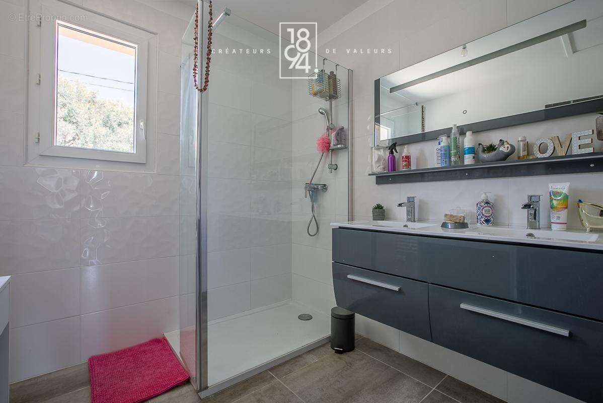 Maison À Vendre T6 Marseille 13011  Eoures  180m²  Piscine chauffée  Jacuzzi  Jardin paysagé  Salle de cinéma - photo 18