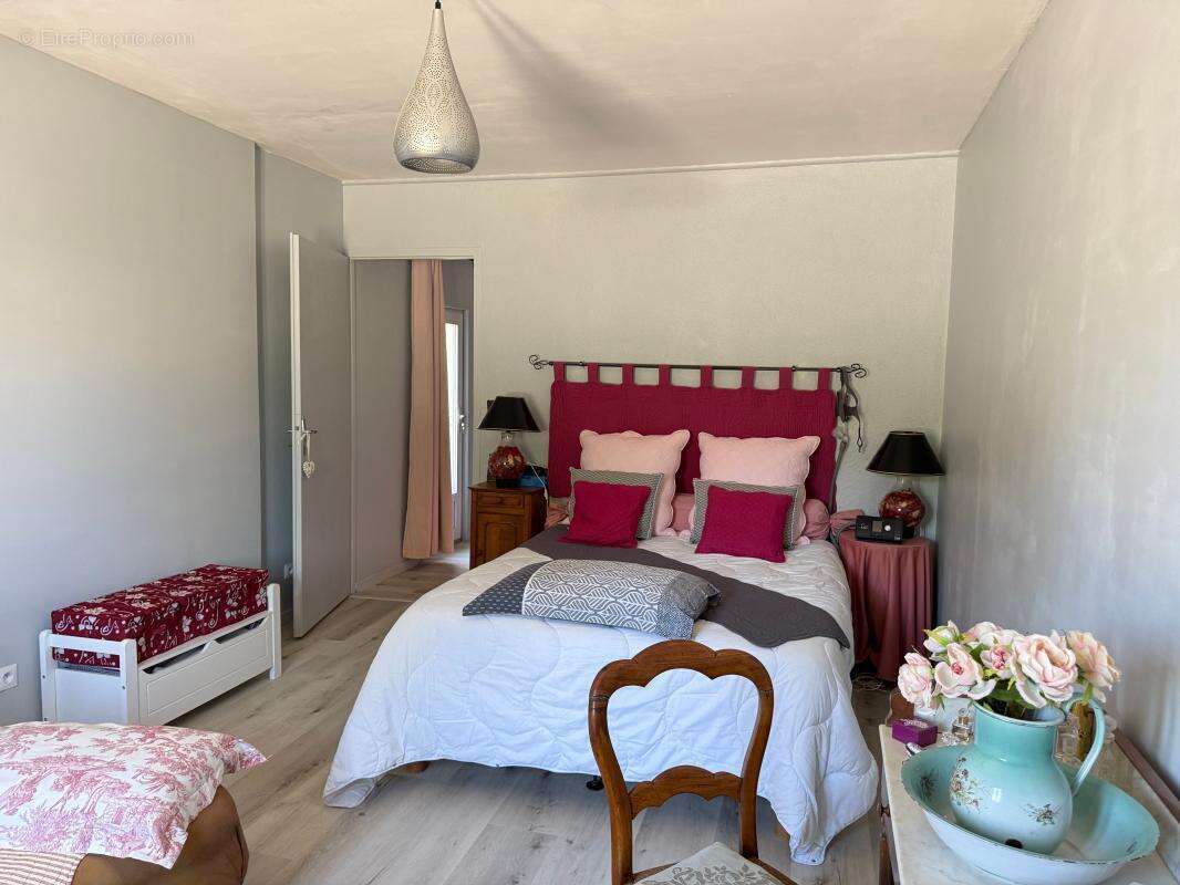 SAINT LAURENT DE LA PREE - Maison de charme en centre bourg - photo 7