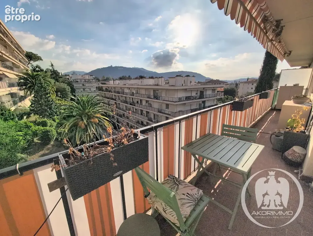Exclusivité – Nice Cimiez Superbe 2 pièces en dernier étage, au calme absolu & entouré de verdure ! - photo 1