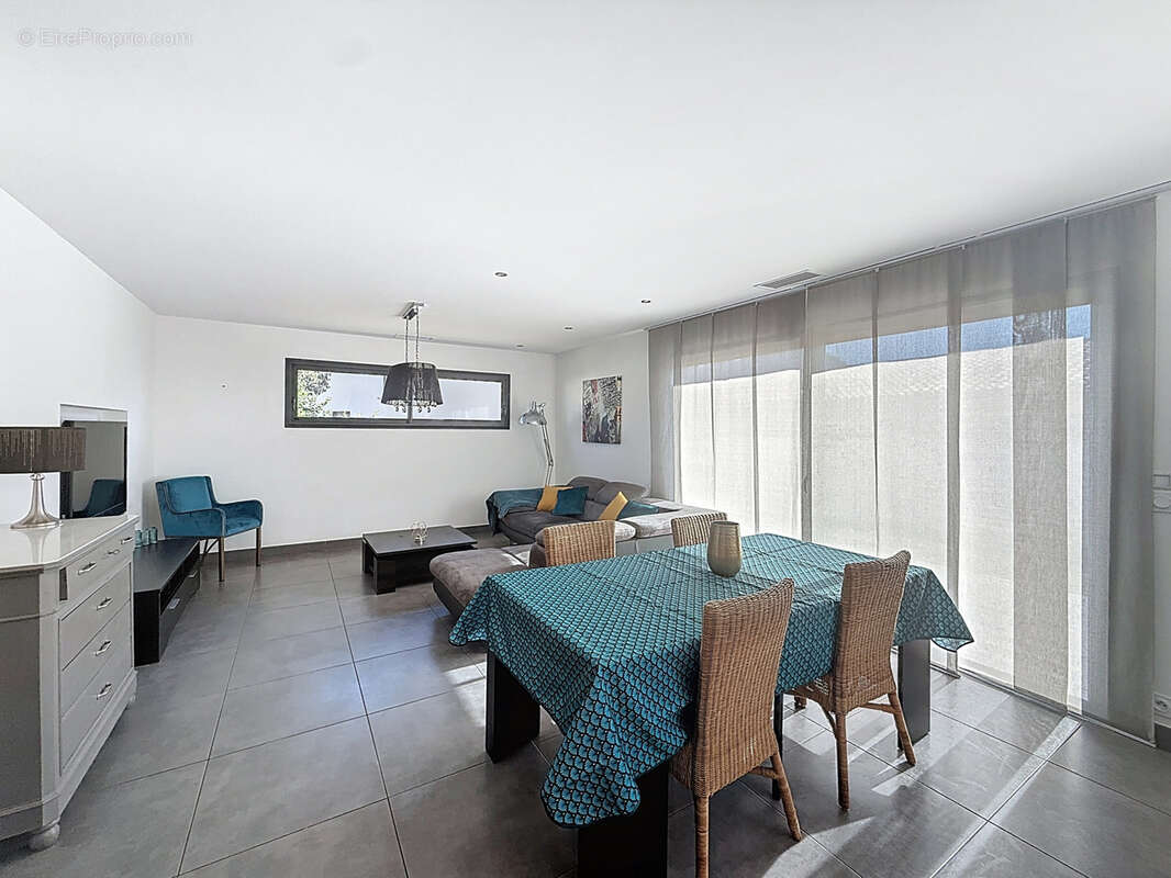 Maison à PEZILLA-LA-RIVIERE