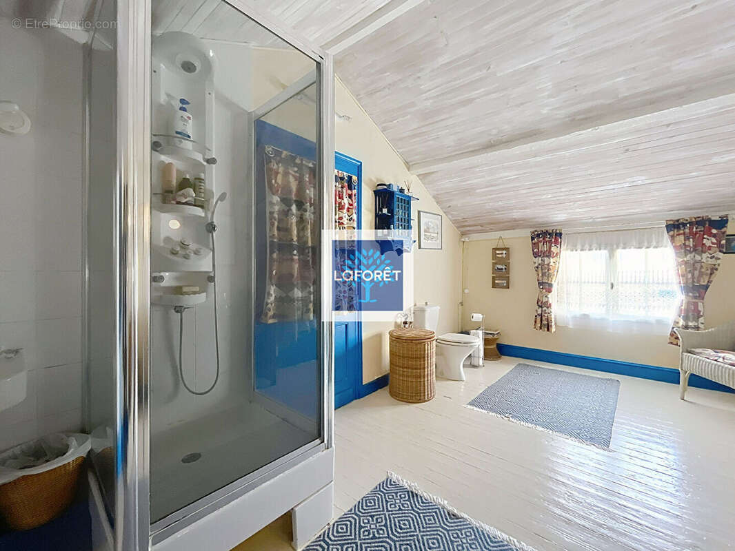 Maison à BUSSAC-FORET