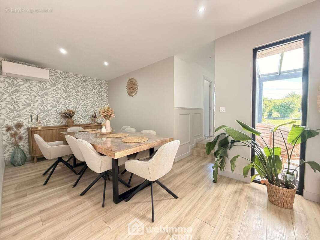 La salle à manger pour y recevoir vos convives - Maison à MARCY-SOUS-MARLE