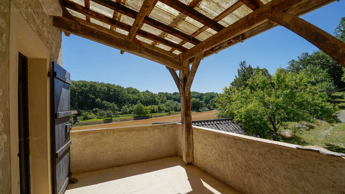 Propriété quercynoise à rénover avec dépendances et 6950 m2 terrain avec source - photo 8