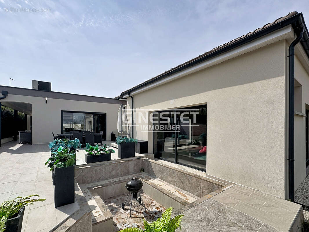 CULOISON, Villa 348m2, 4 chambres, un appartement de 54m2 et piscine intérieure. - photo 3