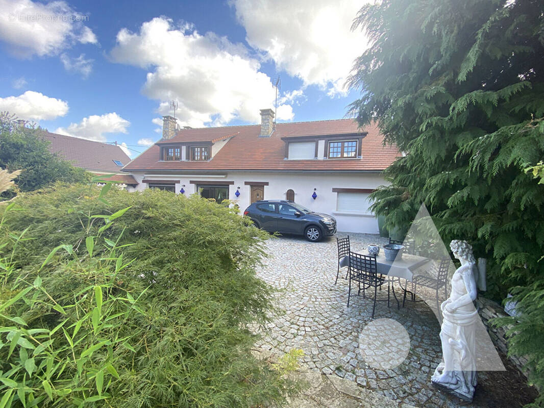 Maison à PEROY-LES-GOMBRIES