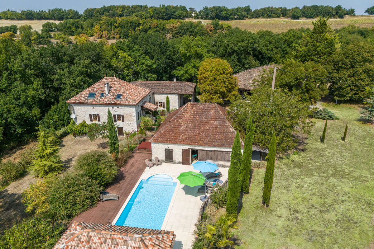 Maison de campagne avec piscine, dépendances, grange, terrain. - photo 2