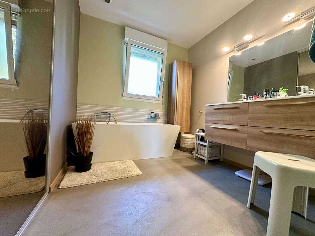 Exclusivité IMMOFLORE - Superbe maison 7 pièces avec piscine à Larnod - photo 15